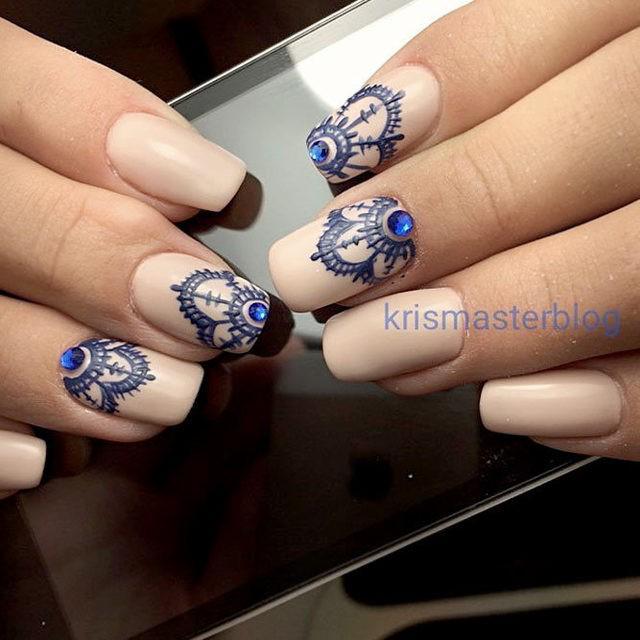 รูปภาพ:https://naildesignsjournal.com/wp-content/uploads/2018/05/mandala-designs-nails-ideas-blue-rhinestones.jpg