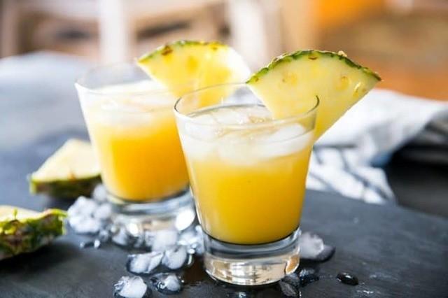 รูปภาพ:https://www.lemonsforlulu.com/wp-content/uploads/2018/04/Pineapple-Upside-Down-Cake-Vodka-Cocktail-3-700x466.jpg