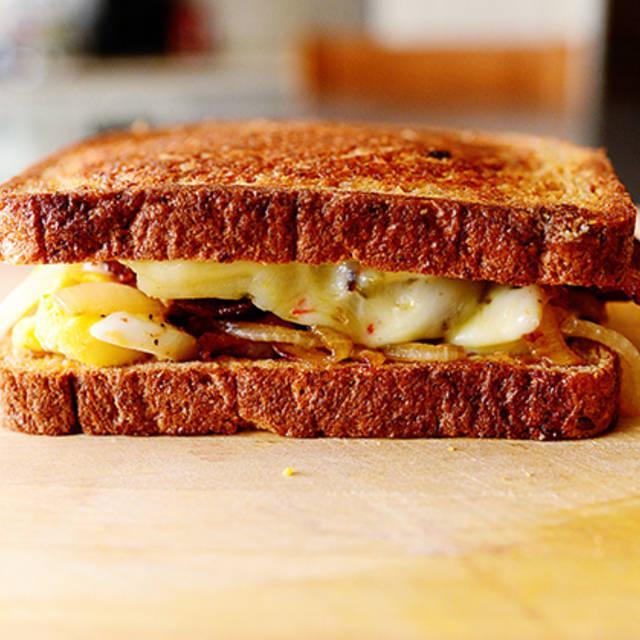 ตัวอย่าง ภาพหน้าปก:เมนูอาหารเช้าง่ายๆ แซนวิช Bacon Egg Grilled Cheese อิ่มสบายท้อง