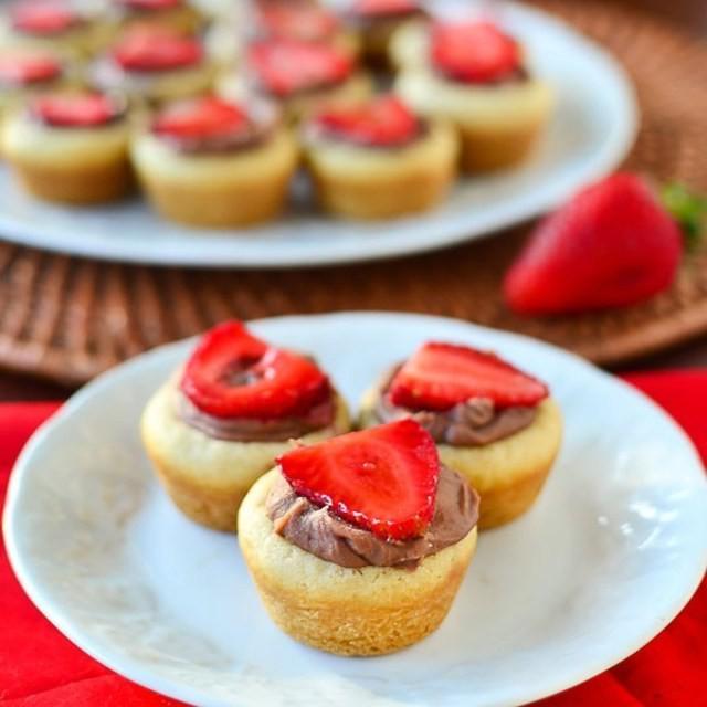 ภาพประกอบบทความ Nutella Buttercream Cookie Cups สูตรคุกกี้นูเทลล่า อร่อยเด็ดรสเข้มเต็มๆ คำ