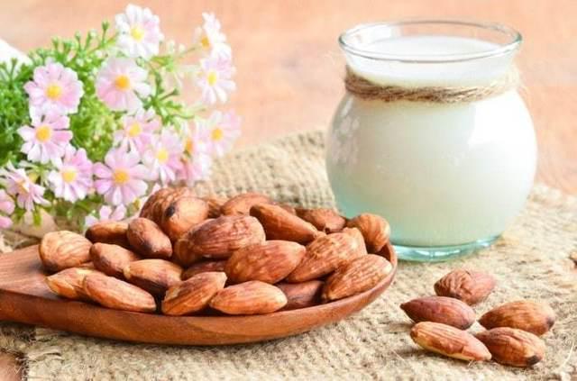 รูปภาพ:http://kosovarja.al/public/uploads/image/2018/04/almond-milk.jpg