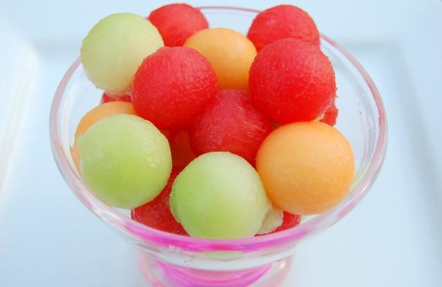 รูปภาพ:http://tastykitchen.com/recipes/wp-content/uploads/sites/2/2010/07/Melon-Balls.JPGsmaller.jpg
