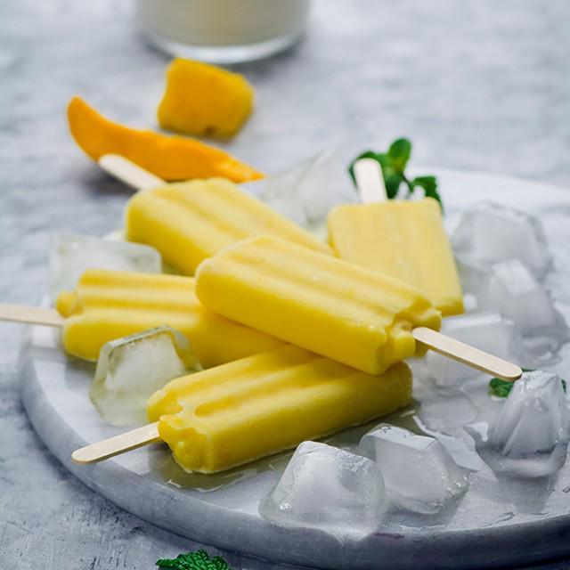 ภาพประกอบบทความ สูตรไอติมแท่ง 'MANGO PINEAPPLE SMOOTHIE POPSICLE' หอมมะม่วงสับปะรด อร่อยแบบฟรุตตี้