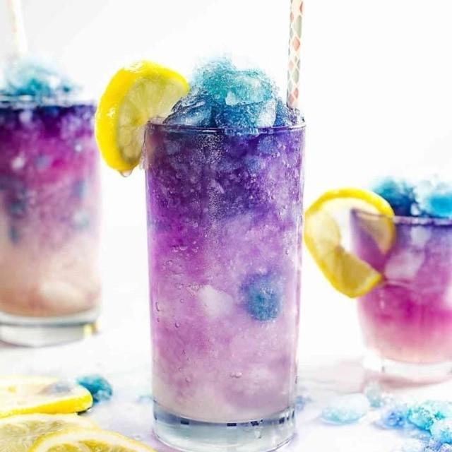 ภาพประกอบบทความ สวยสุดว้าว Galaxy Lemonade Slushie น้ำเลมอนเนดเปลี่ยนสี เครื่องดื่มที่ชวนให้ตกหลุมรัก