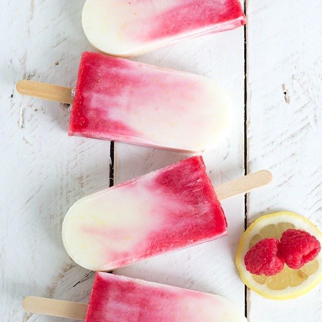 ภาพประกอบบทความ Raspberry Lemonade Yogurt Popsicles ไอติมแท่งราสเบอร์รี่โยเกิร์ต สีหวานสวยรสชาติโดนใจ