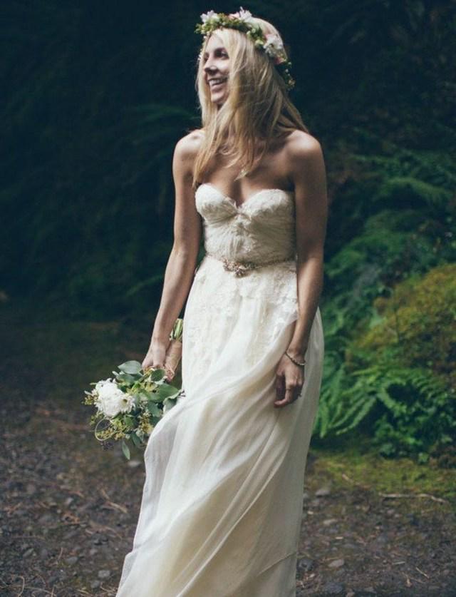 รูปภาพ:https://i2.wp.com/www.ecstasycoffee.com/wp-content/uploads/2016/11/bohemian-chic-wedding-dress20.jpg?resize=700%2C915