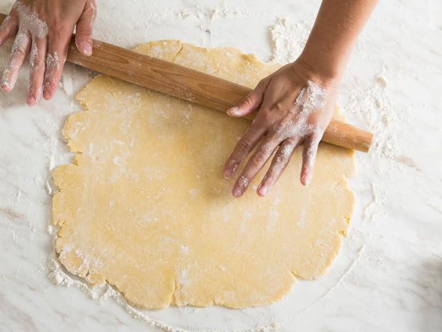 รูปภาพ:https://www.seriouseats.com/recipes/images/2015/11/20151017-easy-pie-dough-vicky-wasik-19.jpg