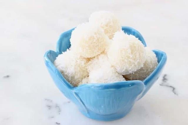 รูปภาพ:https://veggiesociety.com/wp-content/uploads/2018/04/No-Bake-Coconut-Snowballs.jpg