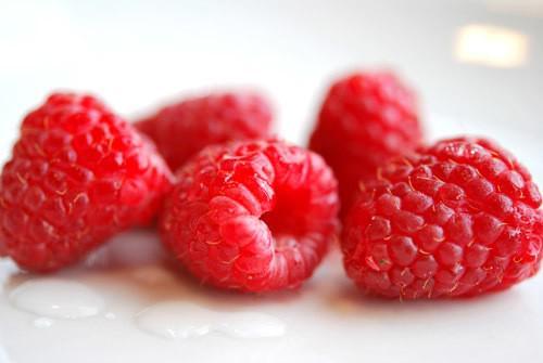 รูปภาพ:http://www.atcoblueflamekitchen.com/How-To/Cooking-101/PublishingImages/0618-EJ-washing-berries-500x335.jpg