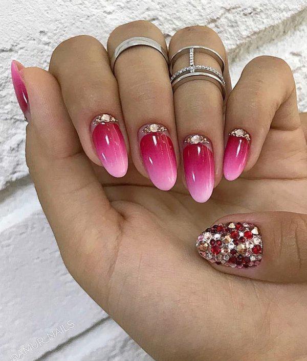 รูปภาพ:http://www.collagecab.com/wp-content/uploads/2018/06/Dazzling-ombre-pink-nails-with-crystals.jpg