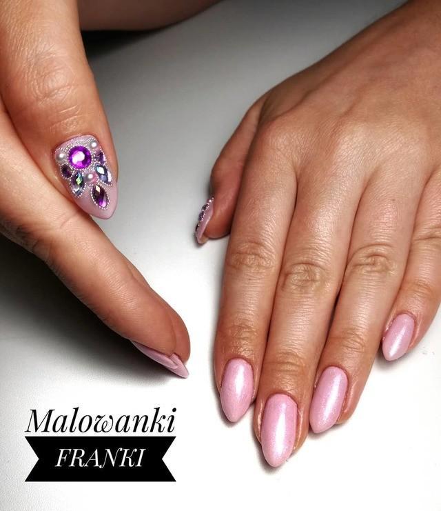 รูปภาพ:http://www.collagecab.com/wp-content/uploads/2018/06/Dashing-baby-pink-nails-with-indigo-crystals.jpg