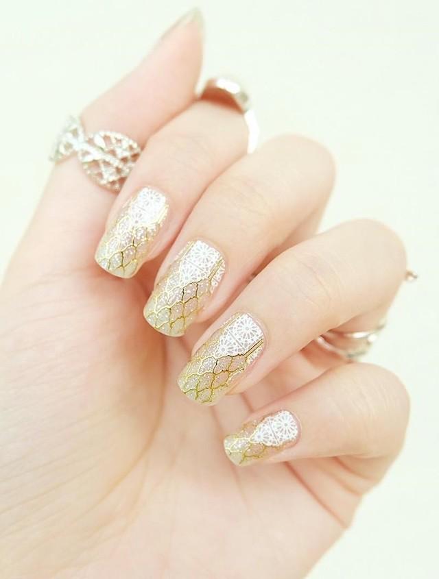 รูปภาพ:http://www.collagecab.com/wp-content/uploads/2018/06/Artistic-golden-nails-for-bride.jpg