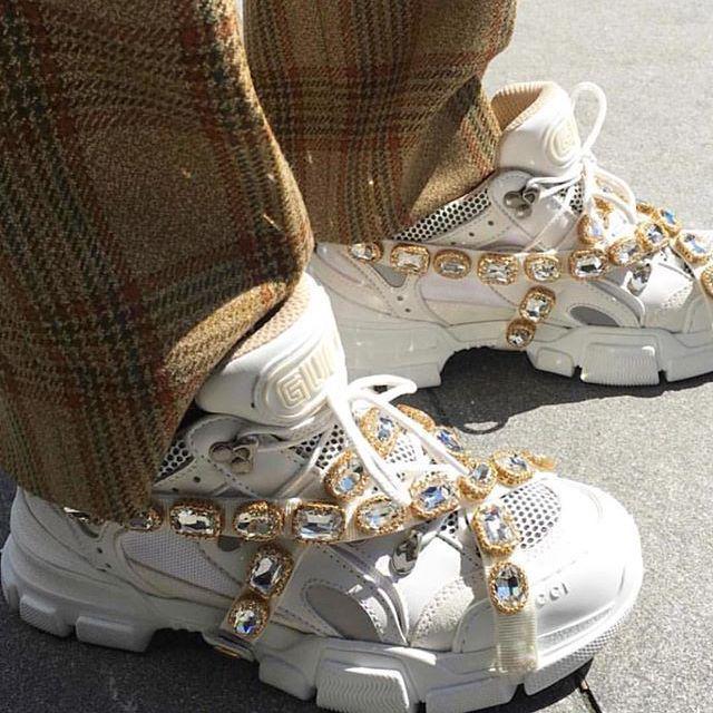 ภาพประกอบบทความ มีใครให้มากกว่านี้อีกมั้ย?! กับรองเท้าสนีกเกอร์ จาก Gucci 'Chunky SEGA sneaker' จิวเวลรี่มาเต็ม