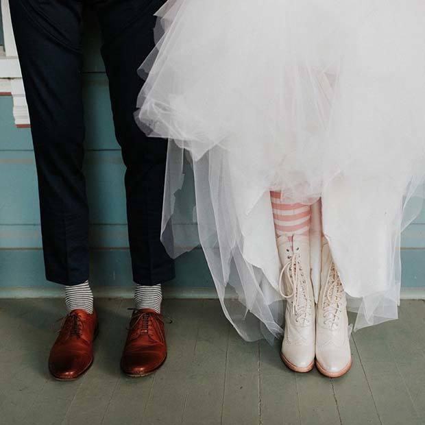 รูปภาพ:https://stayglam.com/wp-content/uploads/2018/03/Bride-and-Groom-Vintage-Style.jpg