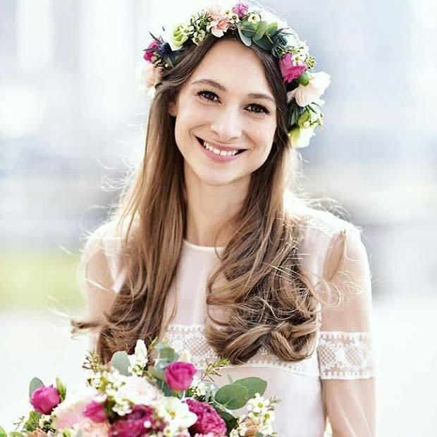 รูปภาพ:https://stayglam.com/wp-content/uploads/2018/03/Floral-Bridal-Crown-And-Matching-Bouquet.jpg