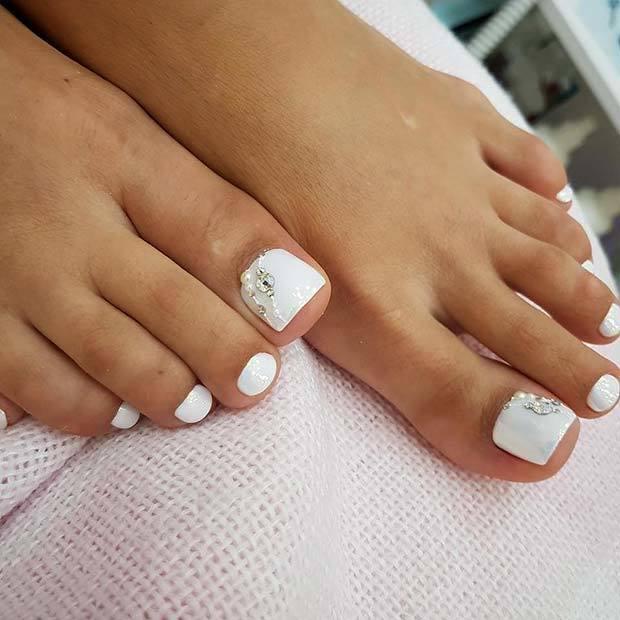 รูปภาพ:https://stayglam.com/wp-content/uploads/2018/03/Chic-White-Toe-Nails-with-Gems.jpg