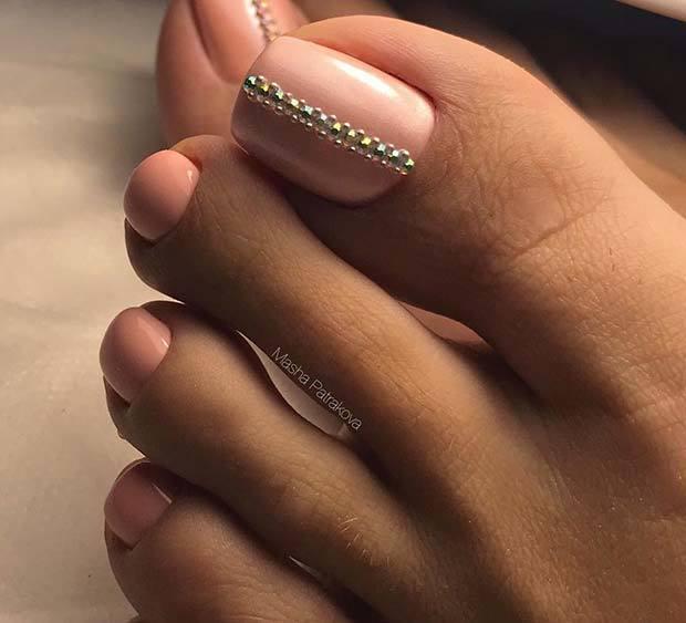 รูปภาพ:https://stayglam.com/wp-content/uploads/2018/03/Light-Pink-Nails-with-Gems.jpg
