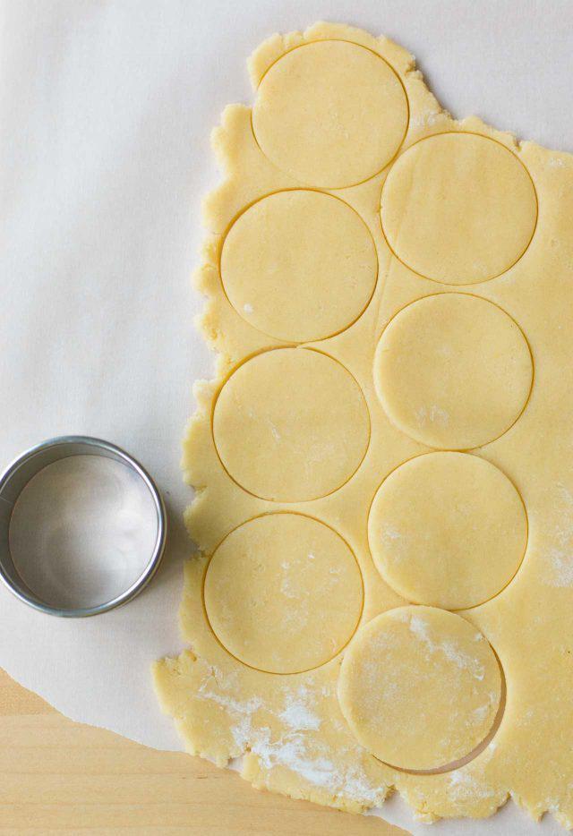 รูปภาพ:https://www.davidlebovitz.com/wp-content/uploads/2016/05/Sable-Breton-French-butter-cookie-recipe-4-640x934.jpg