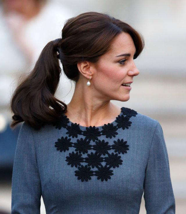 รูปภาพ:http://mac.h-cdn.co/assets/15/48/1600x1836/dark_hair_kate_middleton.jpg