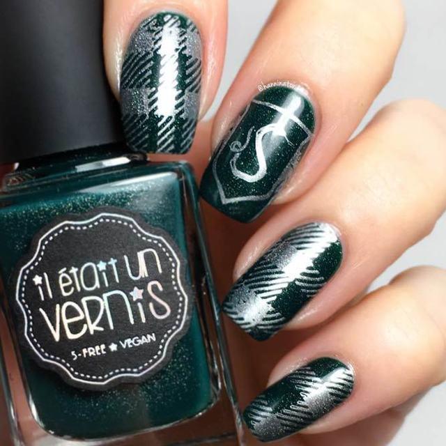รูปภาพ:https://naildesignsjournal.com/wp-content/uploads/2018/06/harry-potter-fan-art-nails-designs-green-silver-plaid-pattern-slytherin.jpg