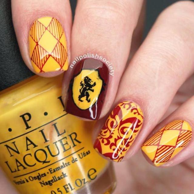 รูปภาพ:https://naildesignsjournal.com/wp-content/uploads/2018/06/harry-potter-fan-art-nails-designs-yellow-red-pattern-gryffindor.jpg