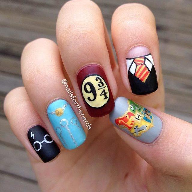 รูปภาพ:https://naildesignsjournal.com/wp-content/uploads/2018/06/harry-potter-fan-art-nails-designs-colorful-art-hogwarts-platform.jpg