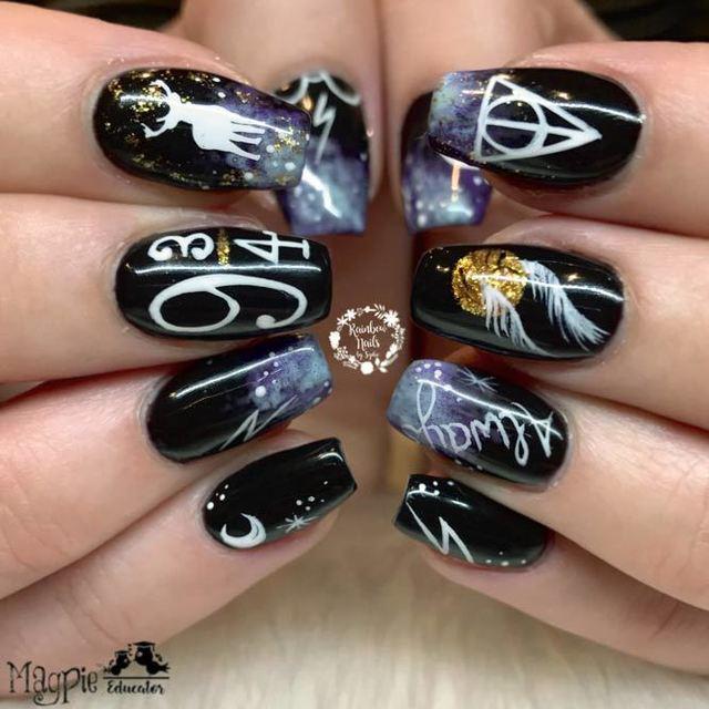 รูปภาพ:https://naildesignsjournal.com/wp-content/uploads/2018/06/harry-potter-fan-art-nails-designs-black-base-deer-golden-snitch.jpg