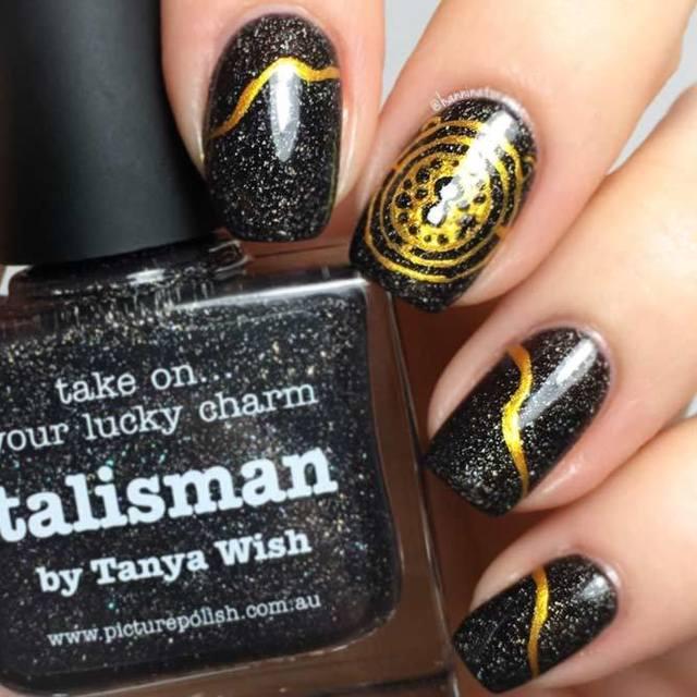 รูปภาพ:https://naildesignsjournal.com/wp-content/uploads/2018/06/harry-potter-fan-art-nails-designs-black-sparkly-base-gold-time-turner.jpg