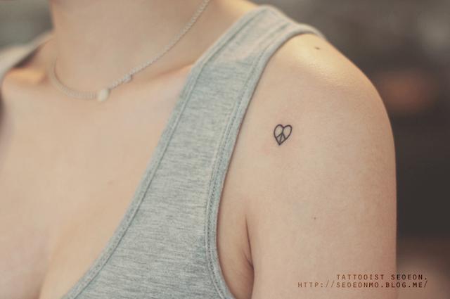 รูปภาพ:http://static.boredpanda.com/blog/wp-content/uploads/2014/10/minimalistic-feminine-discreet-tattoo-seoeon-19.jpg