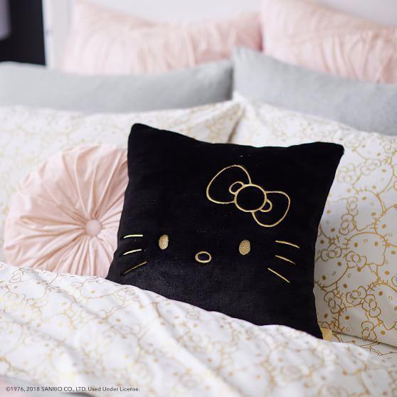 รูปภาพ:https://www.pbteen.com/ptimgs/ab/images/dp/wcm/201824/0046/hello-kitty-fur-pillow-cover-c.jpg