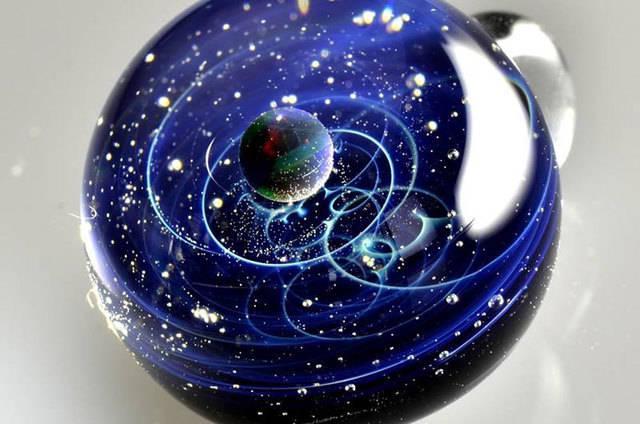 รูปภาพ:http://static.boredpanda.com/blog/wp-content/uploads/2015/11/space-glass-planets-galaxies-stars-pendants-satoshi-tomizu-25.jpg