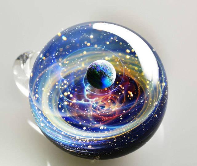 รูปภาพ:http://static.boredpanda.com/blog/wp-content/uploads/2015/11/space-glass-planets-galaxies-stars-pendants-satoshi-tomizu-14.jpg