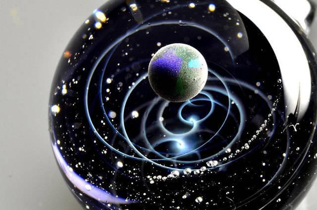 รูปภาพ:http://static.boredpanda.com/blog/wp-content/uploads/2015/11/space-glass-planets-galaxies-stars-pendants-satoshi-tomizu-9.jpg