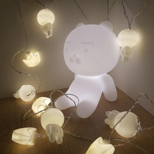 ตัวอย่าง ภาพหน้าปก:เพิ่มแสงไฟสไตล์น่ารัก กับ ‘หลอดไฟตกแต่งห้อง’ พี่หมีไรอัน จาก Kakao Friends🌟