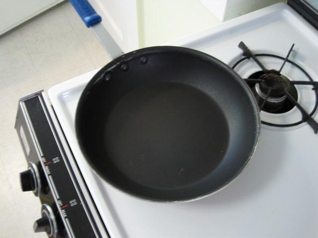 รูปภาพ:https://foodrulesguy.files.wordpress.com/2011/06/pan-on-stove1.jpg
