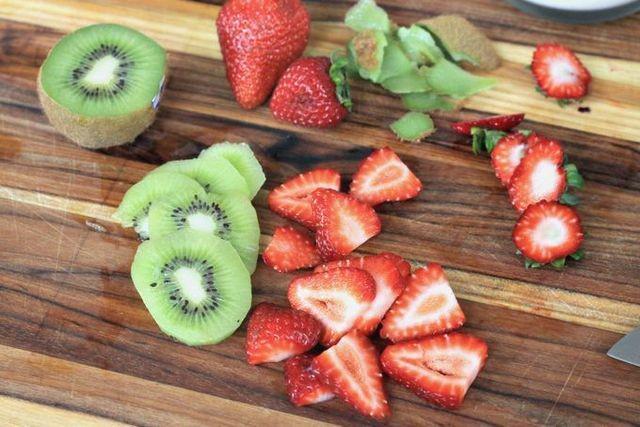 รูปภาพ:http://foodlets.com/wp-content/uploads/2015/08/sliced-fruit-foodlets.jpg