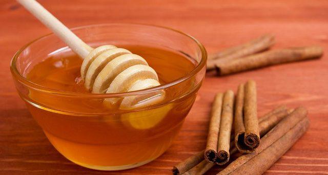 รูปภาพ:https://www.foodsforbetterhealth.com/wp-content/uploads/2017/02/Wooden-honey-stick-and-cinnamon-sticks-750x400.jpg