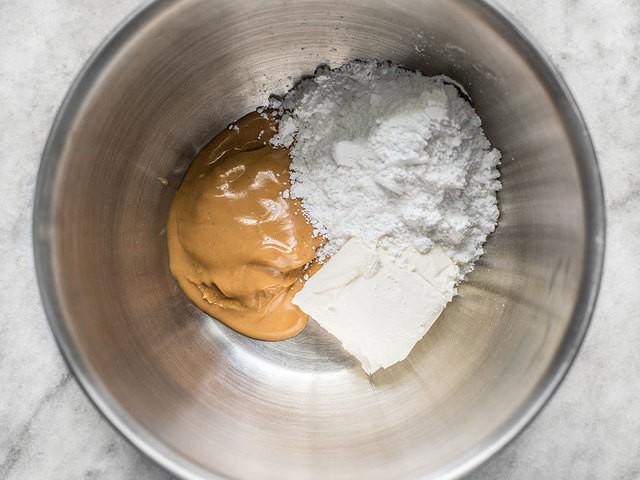 รูปภาพ:https://www.budgetbytes.com/wp-content/uploads/2018/05/Peanut-Butter-Powdered-Sugar-Cream-Cheese-Milk.jpg