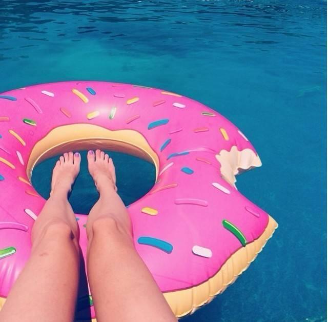 รูปภาพ:http://g02.a.alicdn.com/kf/HTB1LnwCIXXXXXa2XXXXq6xXFXXXT/100pcs-Huge-Donut-Shaped-Swim-Ring-inflatable-donut-pool-float-adult-pool-floats-free-shipping.jpg