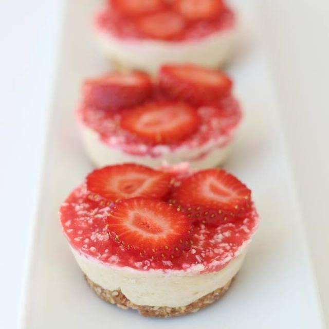 ตัวอย่าง ภาพหน้าปก:Strawberry Cheesecake Bites สูตรมินิสตรอว์เบอร์รี่ชีสเค้ก ชิ้นจิ๋วโดนใจ อร่อยได้ฉบับเฮลตี้