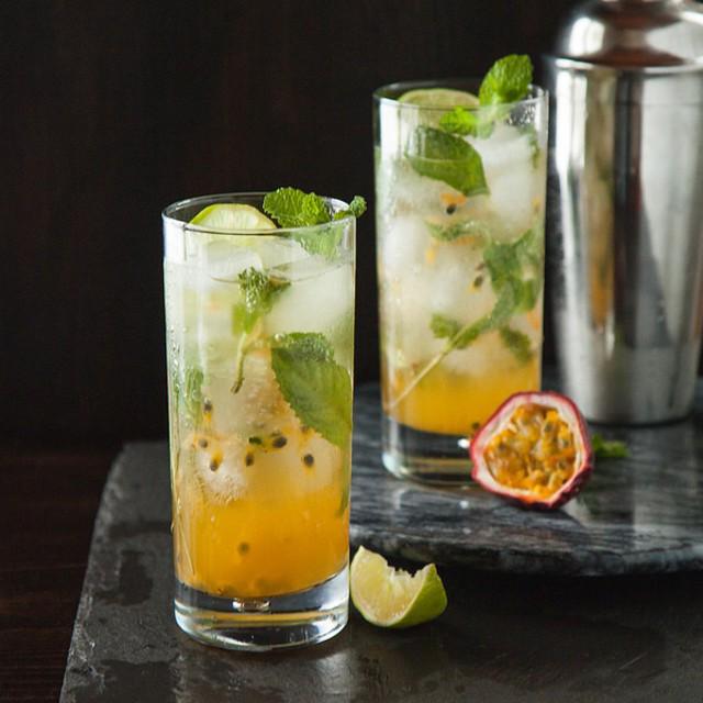 ภาพประกอบบทความ Passion Fruit Vodka Soda สูตรค็อกเทลชวนฟิน ซาบซ่าถึงใจ ชวนให้ลิ้มลอง