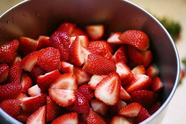 รูปภาพ:https://assets.simplyrecipes.com/wp-content/uploads/2007/07/ricotta-mascarpone-mousse-strawberries-method-600-1.jpg