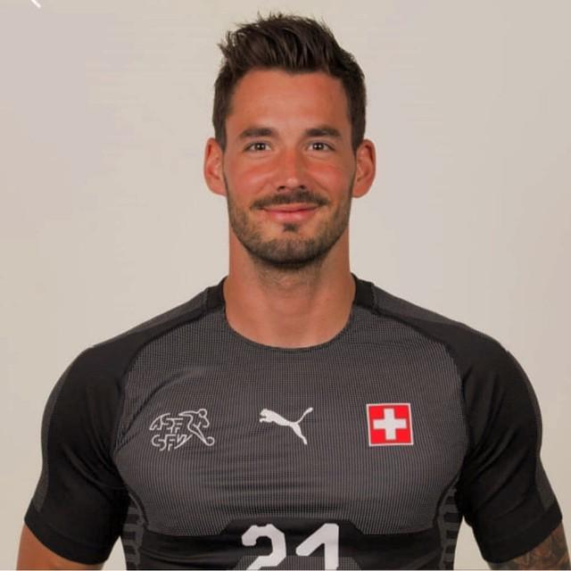 ภาพประกอบบทความ #นักฟุตบอลหล่อบอกต่อ เปิดวาร์ป! นักฟุตบอลหล่อ 'โรมัน เบอร์กี้' ผู้รักษาประตู ทีมชาติสวิตเซอร์แลนด์