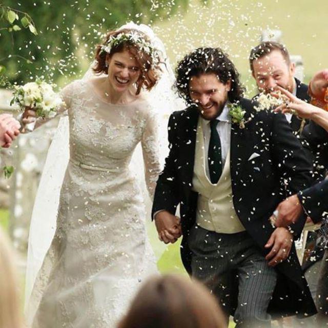 ตัวอย่าง ภาพหน้าปก:Just married! ภาพบรรยากาศงานแต่งงานสุดหวานของ Kit Harington&Rose Leslie คู่รักนักแสดงจากซีรีส์ ‘Game of Thrones’