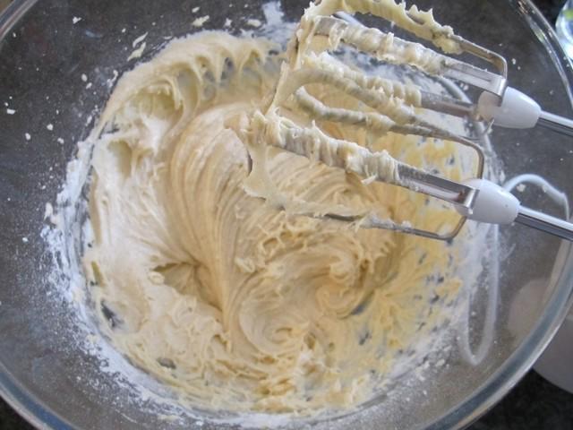 รูปภาพ:http://hotcooking.co.uk/media/img/vegetarian-food/62-518-mix-the-sugar-butter-eggs-flour-and-baking-powder.full.jpg
