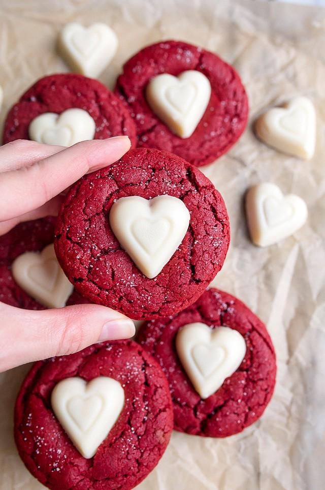 รูปภาพ:https://www.dessertfortwo.com/wp-content/uploads/2017/01/red-velvet-sugar-cookies-recipe-4.jpg