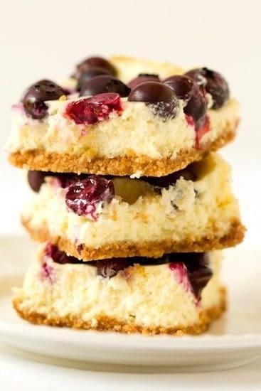รูปภาพ:https://www.browneyedbaker.com/wp-content/uploads/2012/05/lemon-blueberry-cheesecake-bars-1-550.jpg