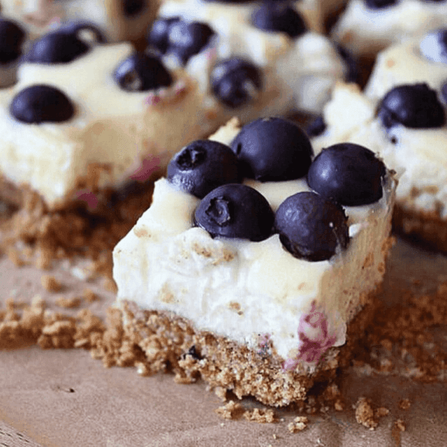 ภาพประกอบบทความ อร่อยฟินกินได้บ่อย! LEMON BLUEBERRY CHEESECAKE BARS สูตรชีสเค้กผลไม้ อร่อยสุดฟิน