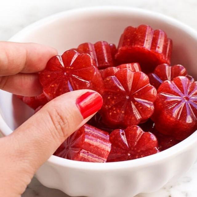 ตัวอย่าง ภาพหน้าปก:Homemade Sour Strawberry Gummies สูตรเยลลี่สตรอว์เบอร์รี่เคี้ยวหนึบ ทำเองก็ได้