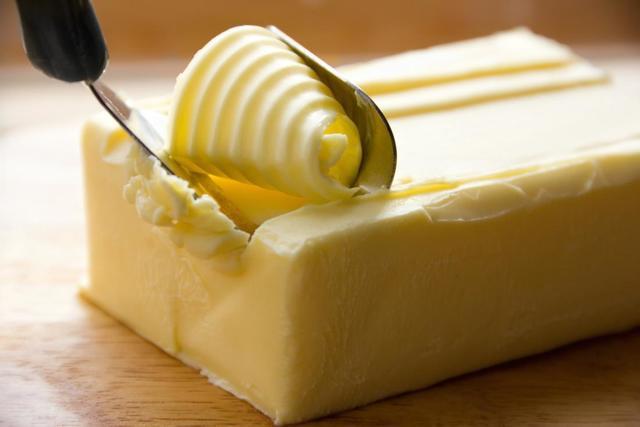 รูปภาพ:https://cdn1.medicalnewstoday.com/content/images/articles/321/321990/close-up-of-block-of-butter-being-sliced-may-raise-cholesterol.jpg